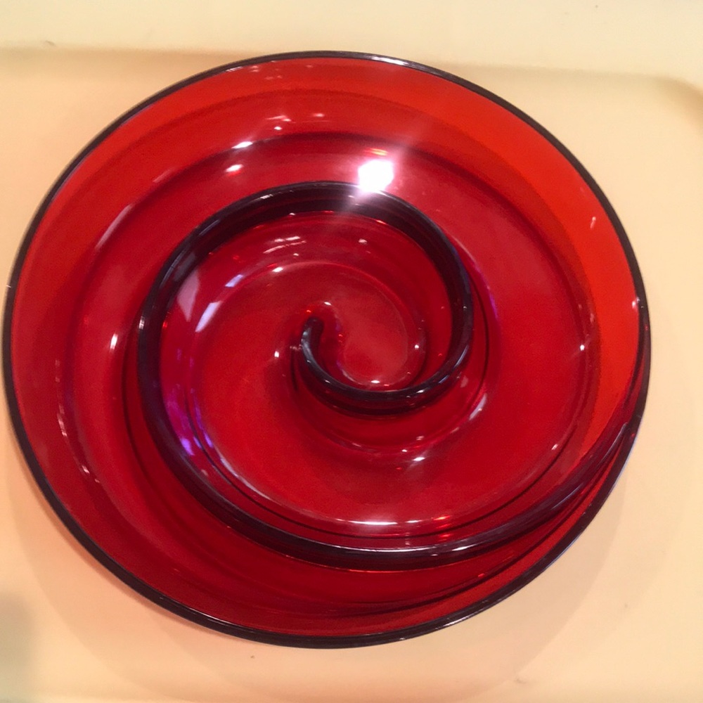 Red Round Swirl Plastic Tray